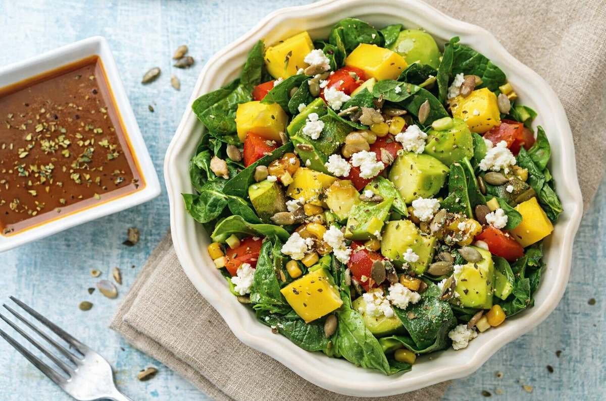 Ensalada mix de hojas verdes con pera y queso oaxaca