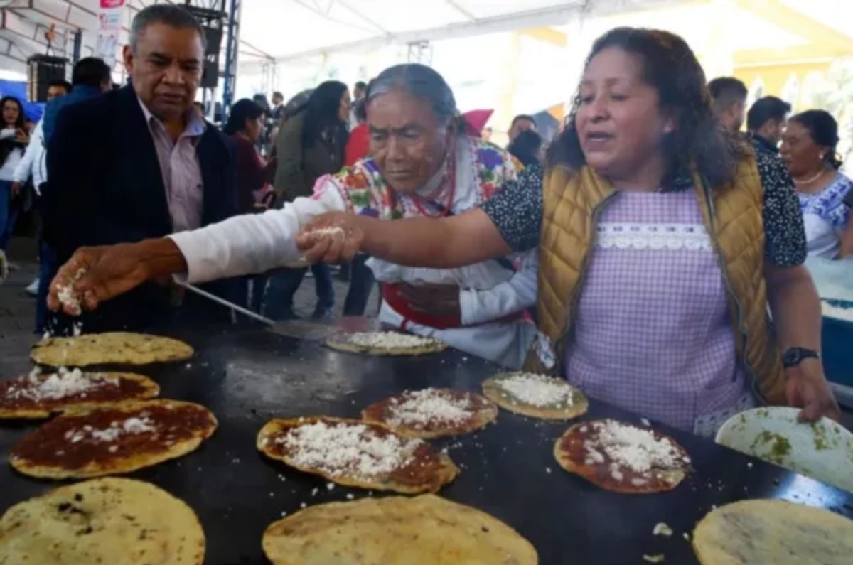 El método de cocción es clave. Las garnachas cocidas al comal, con ingredientes como maíz, frijol, nopales y carnes magras, conservan mejor su valor nutricional. Foto: Archivo