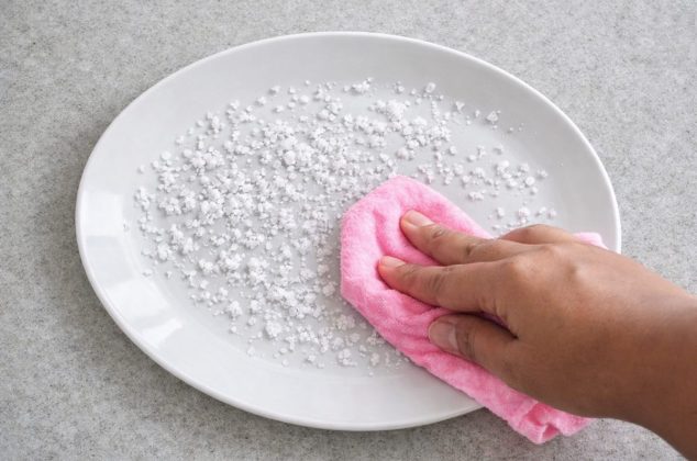 Truco con sal para que tus platos nunca queden manchados ni con mal olor