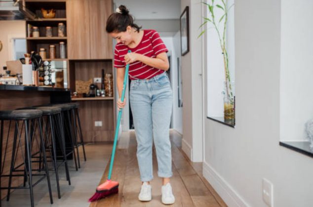 Por estas razones debes poner vinagre y bicarbonato en la escoba antes de barrer
