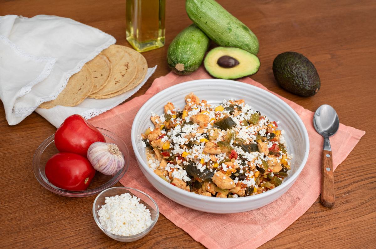 Guisado de pollo con calabacitas y elotes, receta fácil