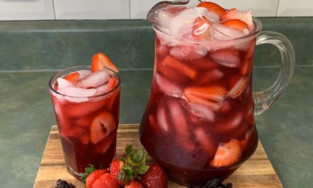 Receta de agua de jamaica con fresa y guayaba
