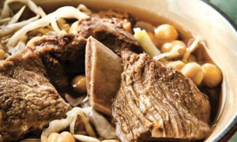Receta de caldo de res con garbanzo y col