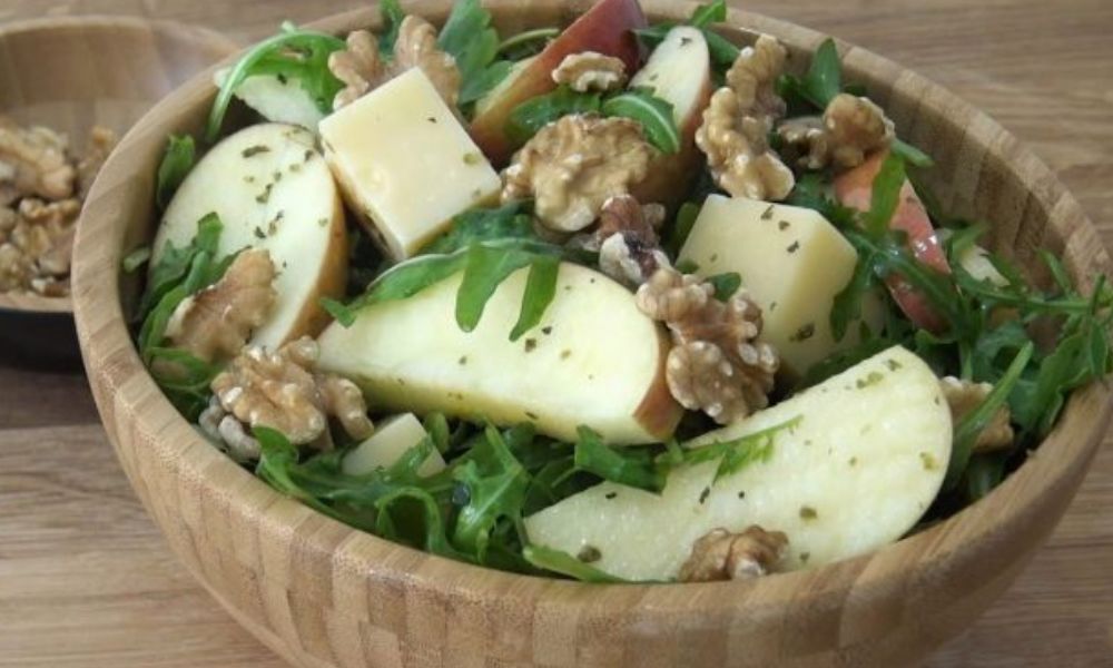 Receta de ensalada con queso, manzana y nueces