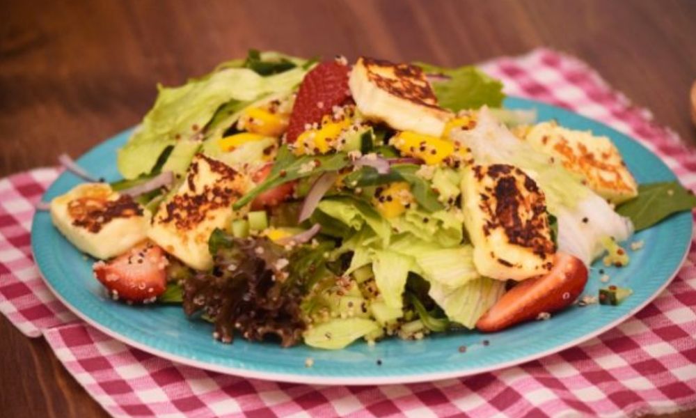Receta de ensalada con queso panela, fresas y aderezo