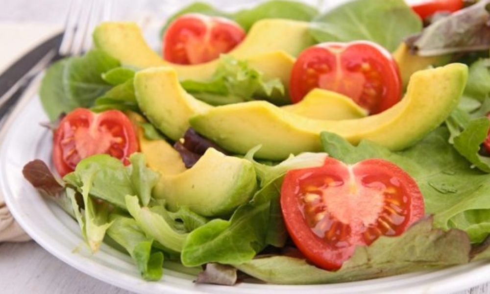 Receta de ensalada de aguacate, jitomate y lechuga