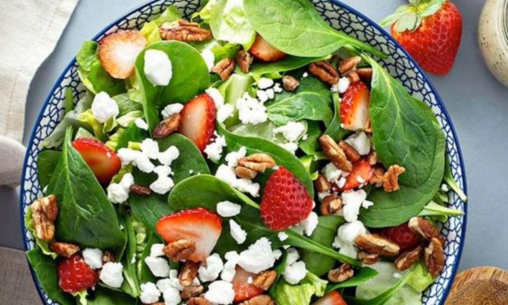 Receta de ensalada de espinaca con fresas, queso y almendras