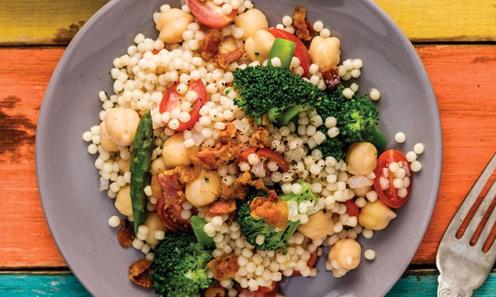Receta de ensalada de municiones con brócoli, jitomate y tocino