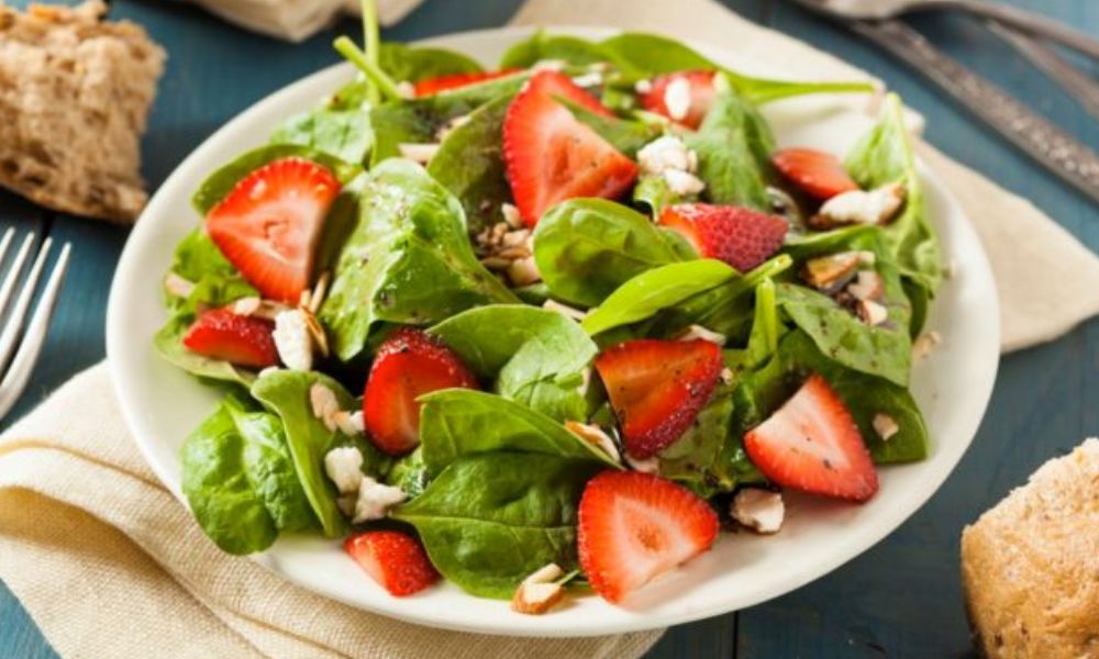 Receta de ensalada de queso panela con fresas y aderezo de miel