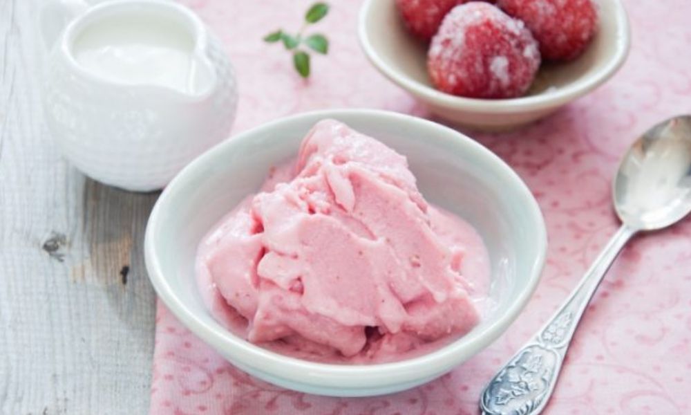 Receta de helado de yogurt con fresas y almendras