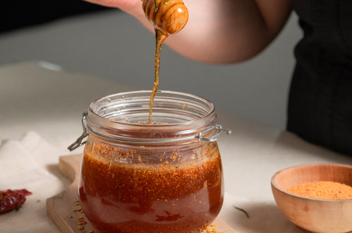 Mi nueva obsesión es esta miel picante, ya que se la quiero poner a todo ¡Si te gusta lo dulce con salado y picante tienes que prepararla! y con lo cremosito del queso queda deliciosa, no se van a arrepentir.