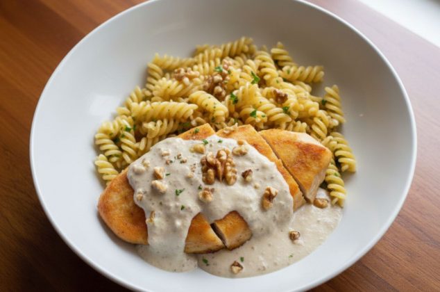 Receta de pechuga de pollo en salsa de nuez ¡con solo 5 ingredientes!