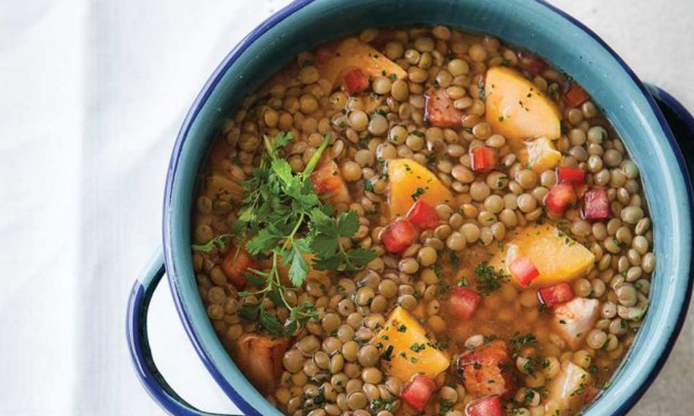 Receta de sopa de lentejas con tocino y plátano macho