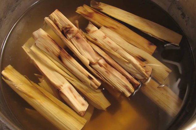 Por esta razón debes remojar las hojas de maíz al hacer tamales