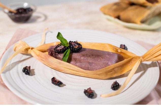 Tamales de zarzamora con queso crema