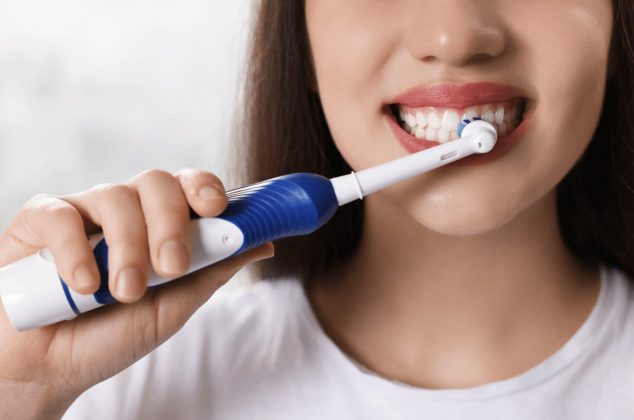 Este es el cepillo eléctrico para adultos más barato, según Profeco, y que sí limpia los dientes.