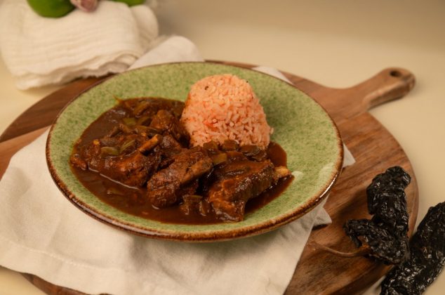 Cómo preparar costillas en chile pasilla con nopales fáciles y sabrosas