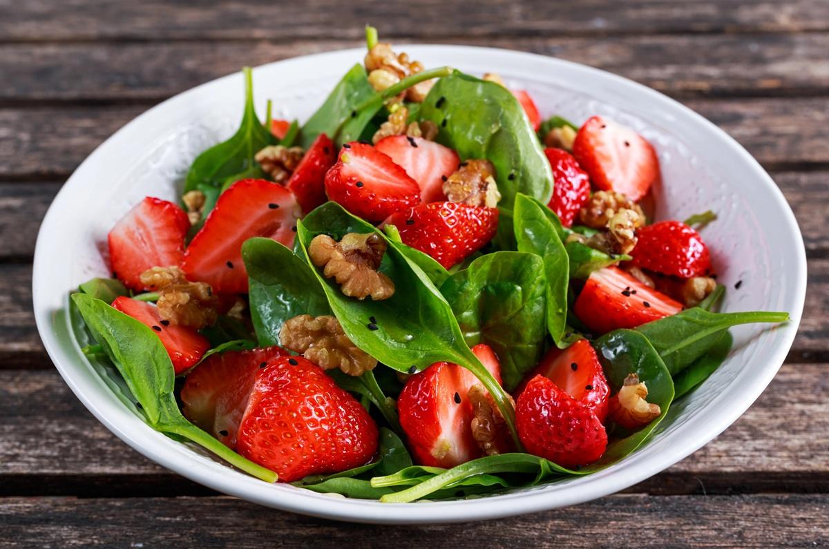 Ensalada de espinaca con fresas, queso y almendras