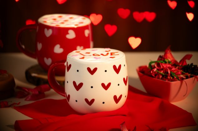 El pastel en taza para San Valentín es una idea práctica y súper linda para regalar