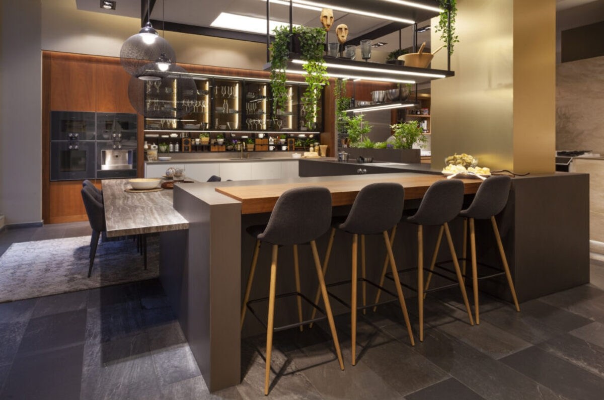 Funciona como superficie de trabajo, barra social, separador de ambientes y zona de almacenamiento. Foto: Archivo