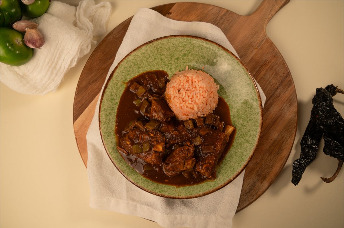 Receta de costillas de cerdo con chile pasilla y nopales 