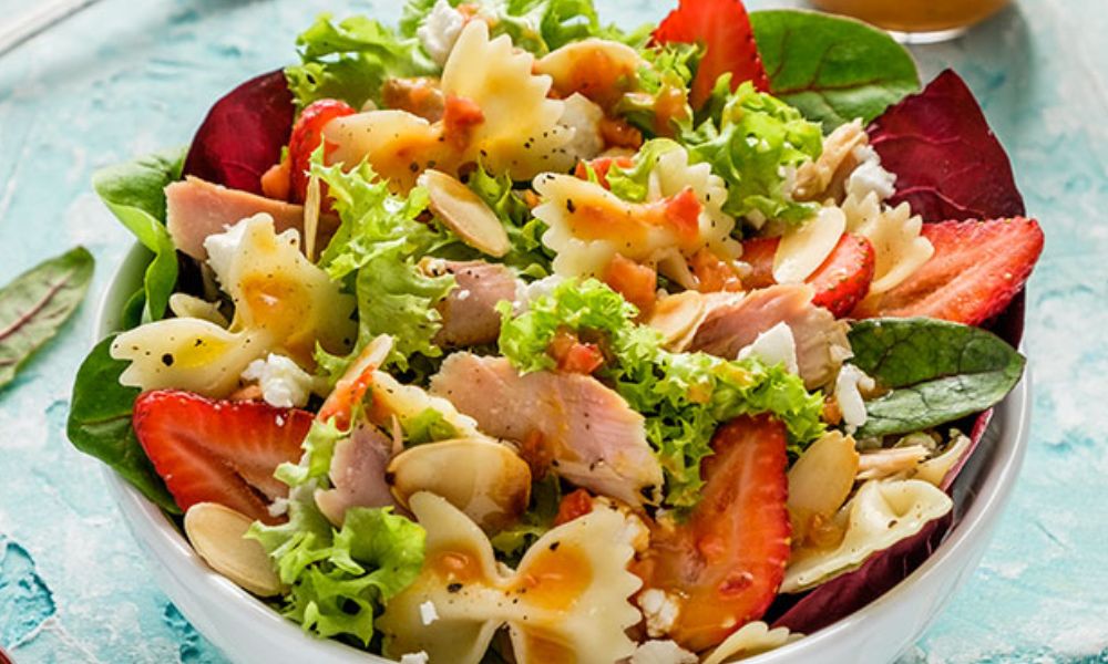 Receta de ensalada de atún con pasta, fresas y aderezo de naranja