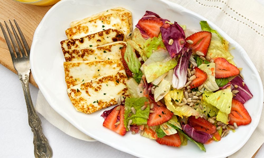 Receta de ensalada de lechugas, queso asado y fresas