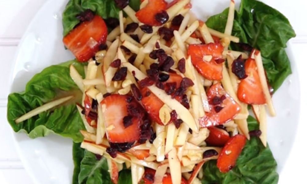 Receta de ensalada roja de manzana, fresas y arándanos