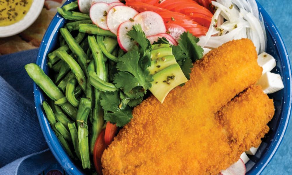 Receta de filete de pescado tilapia empanizado con ensalada de nopales