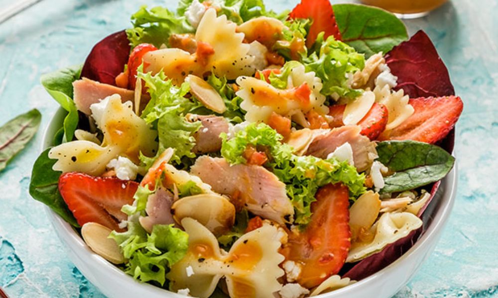 Receta de pasta con atún, fresas y aderezo de naranja