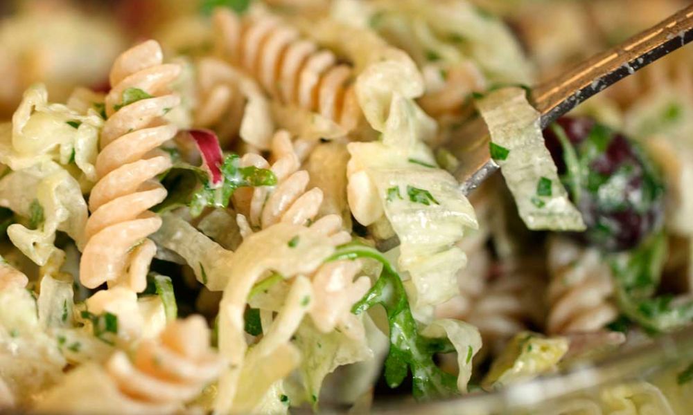 Receta de pasta y atún en ensalada de lechuga