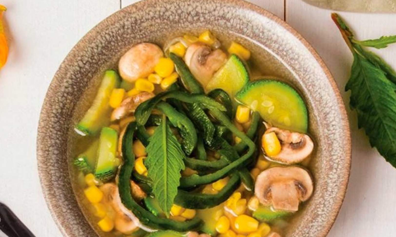 Receta de sopa de poblano con champiñones y elote