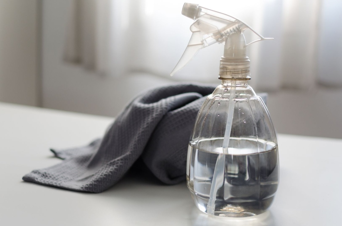 beneficios de rociar vinagre sobre la cama