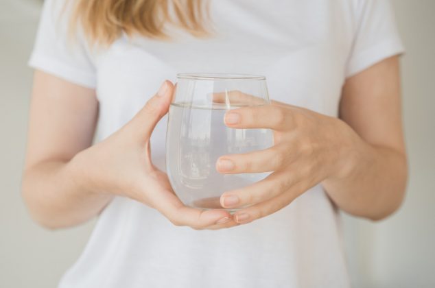Descubre dónde colocar un vaso de agua para absorber energías negativas en tu hogar