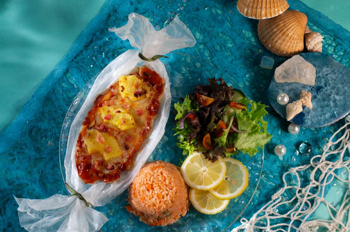 Pescado empapelado a la hawaiana
