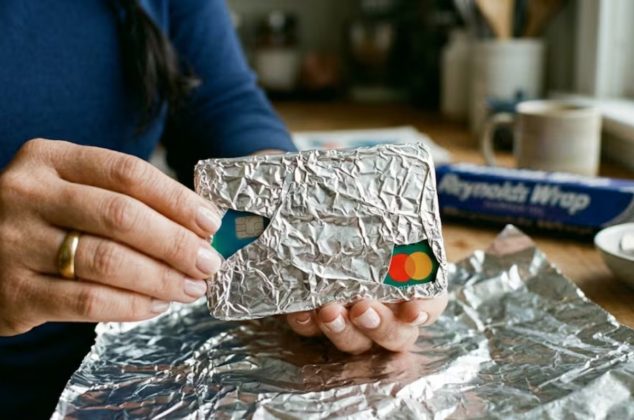 Mexicanos envuelven sus tarjetas con papel aluminio… ¿genial truco o falsa seguridad?