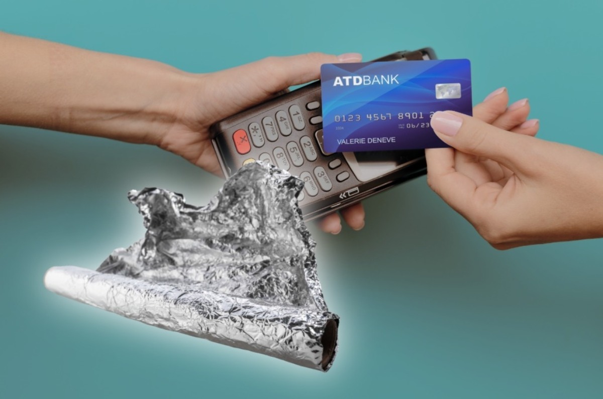 envolver tarjetas de crédito con papel aluminio 