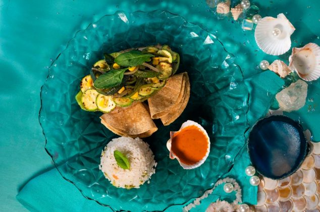 Cómo hacer pescado empapelado con verduras paso a paso