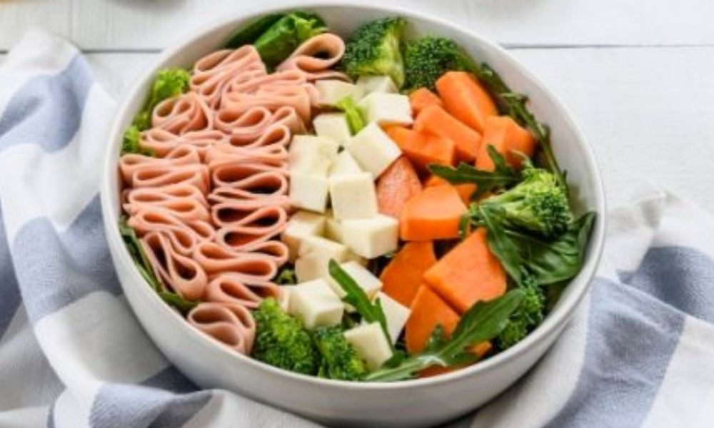 Receta de ensalada con aderezo de aguacate con brócoli