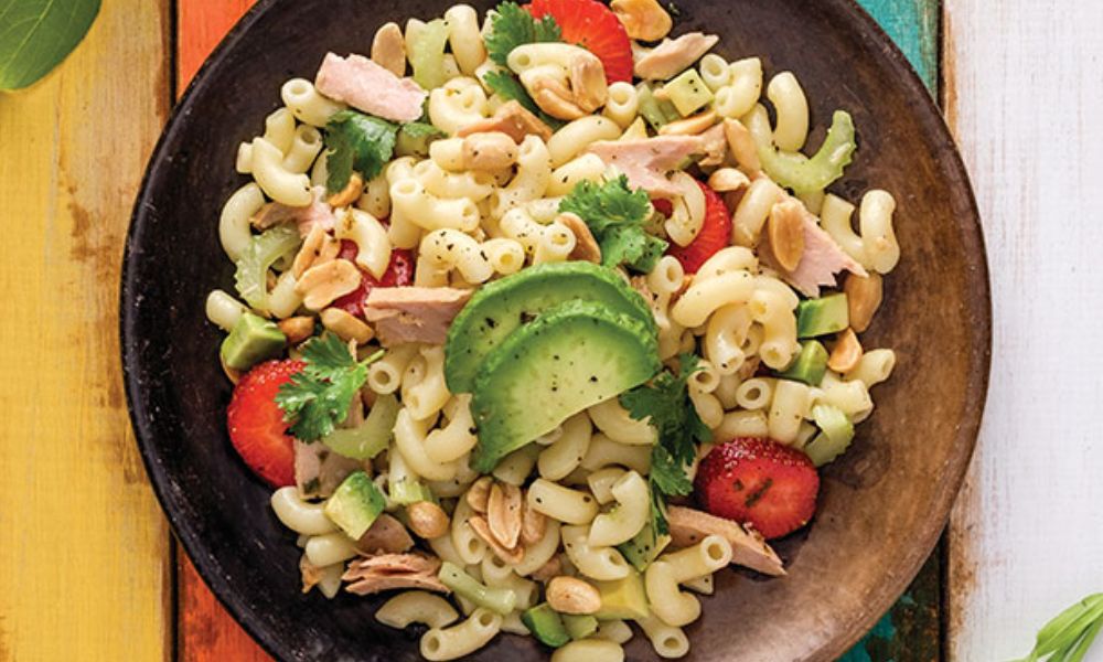 Receta de ensalada de coditos con atún, aguacate y fresas