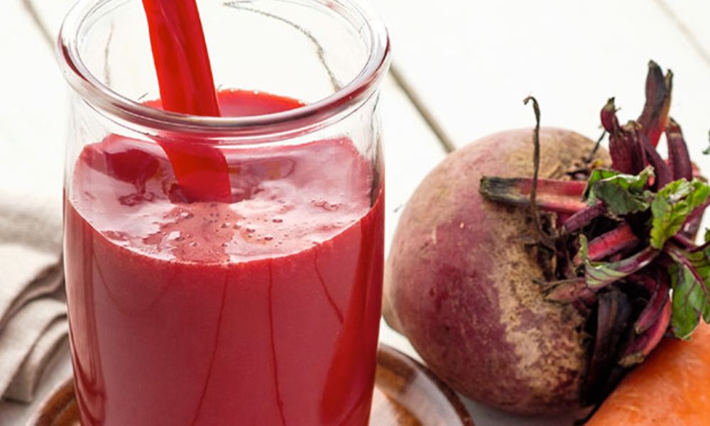 Receta de jugo de betabel desintoxicante con zanahoria, naranja y fresa
