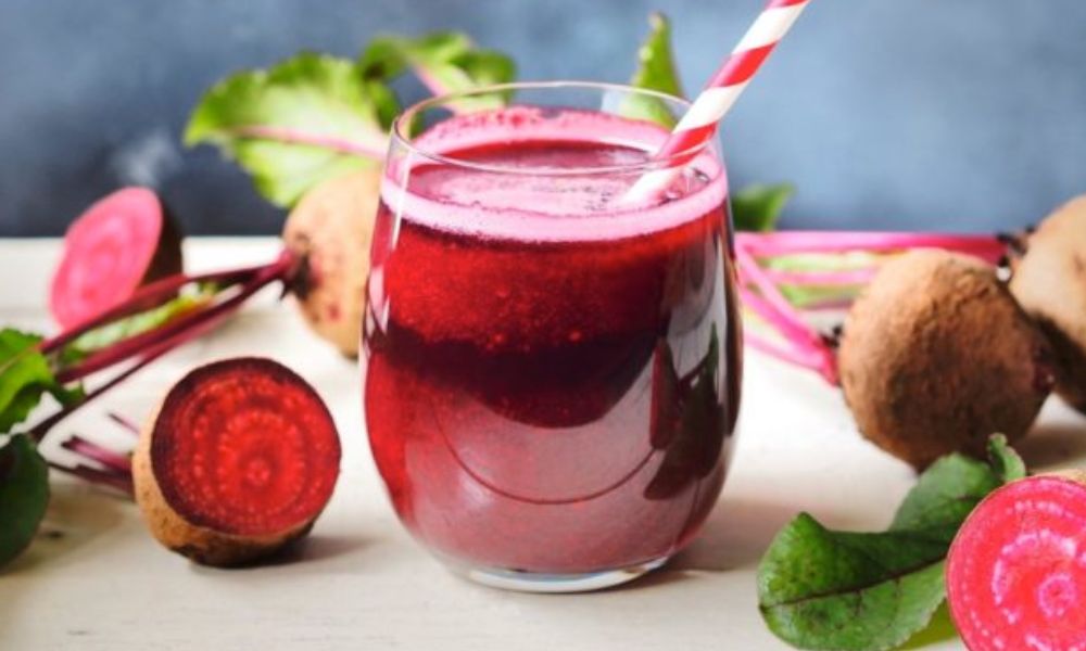 Receta de jugo de betabel, naranja y albahaca