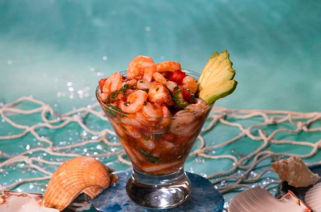 Aprende a preparar vuelve a la vida, el coctel de mariscos perfecto