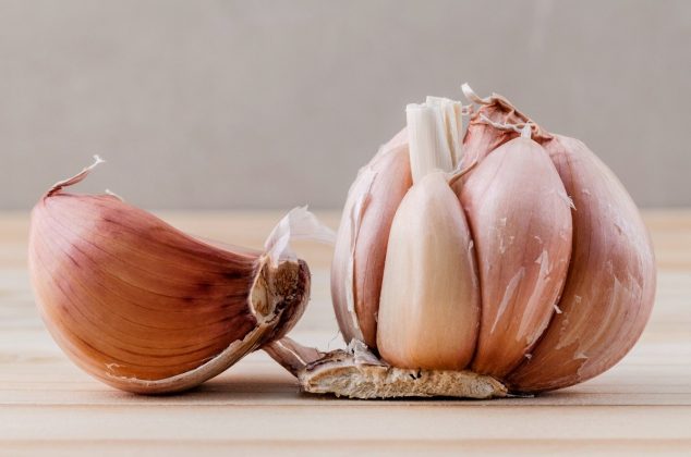 Cómo usar el ajo para bloquear las malas energías y proteger tu hogar