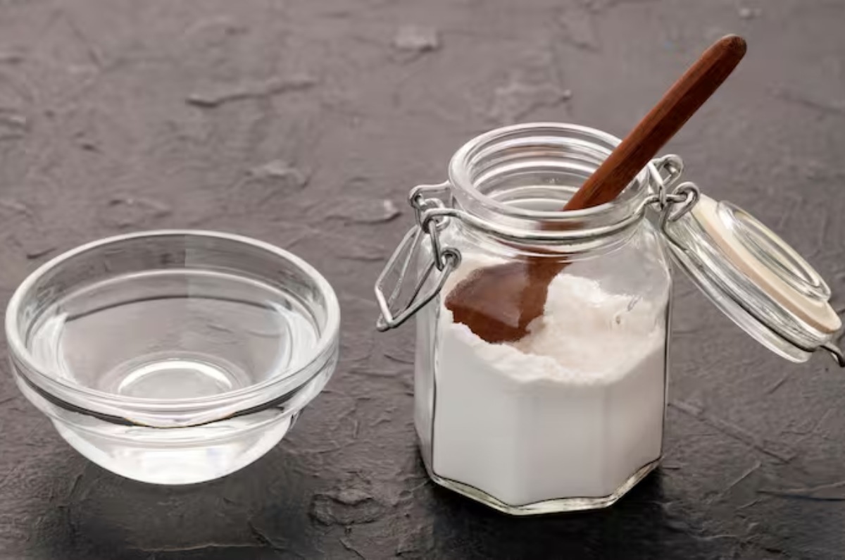 poner bicarbonato en los rieles de las ventanas 