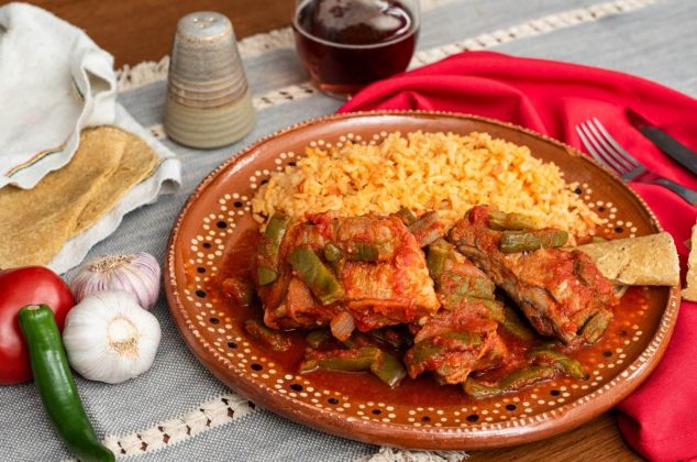 Carne de puerco con nopales, receta casera y fácil
