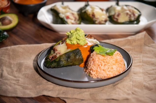 Chiles rellenos de carne asada con arroz