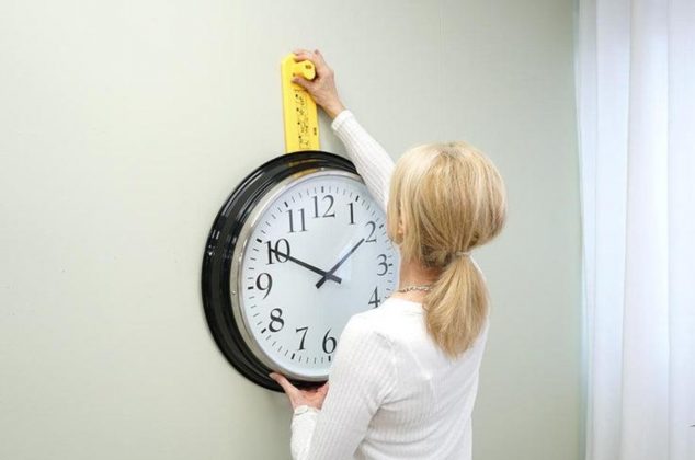 ¿Has estado colgando mal el reloj en la pared? Así es la forma correcta