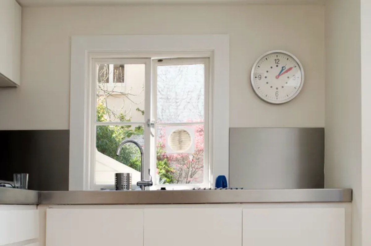 cómo colgar el reloj en la pared