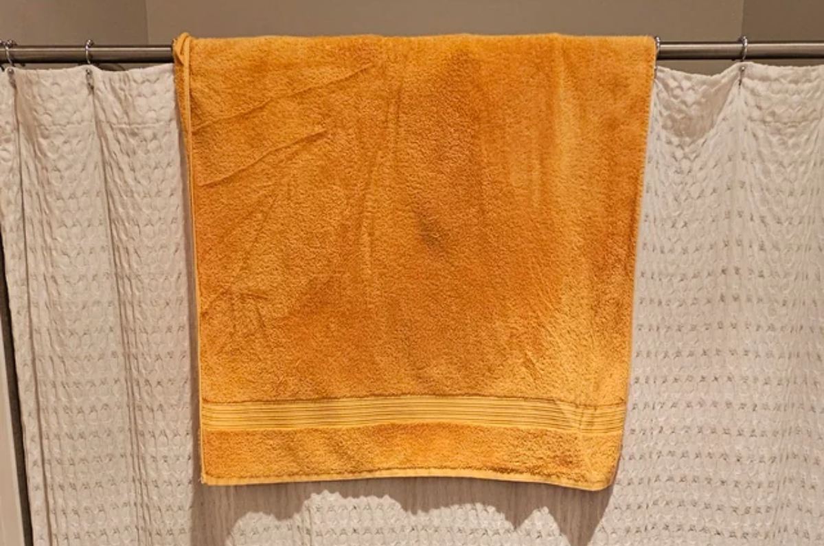 cómo colgar las toallas mojadas 